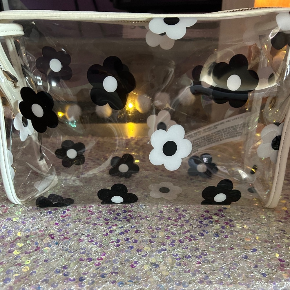 $6.99 SHIPPING Large Floating Daisies Make Up Bag